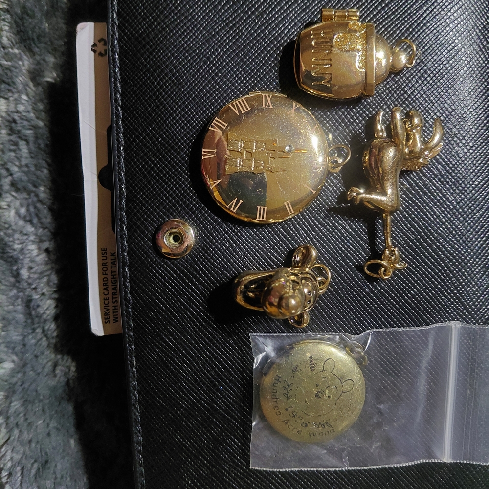 Gold-Toned Men's Accessory Set